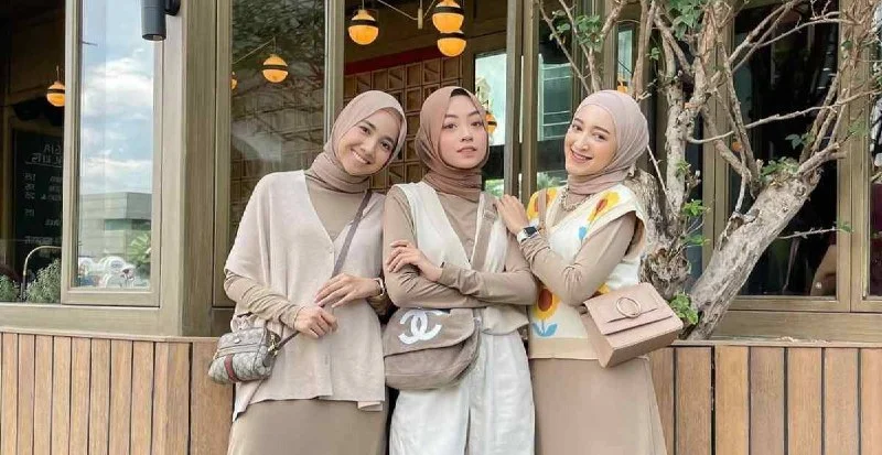 Tips padu padan outfit hijab untuk orang pendek agar terlihat lebih tinggi dan langsing